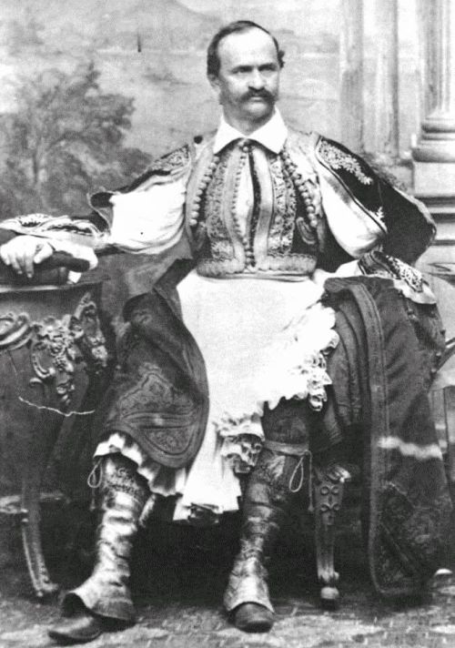 1865. Ο πρώην βασιλιάς ποζάρει ντυμένος με την ελληνική εθνική ενδυμασία