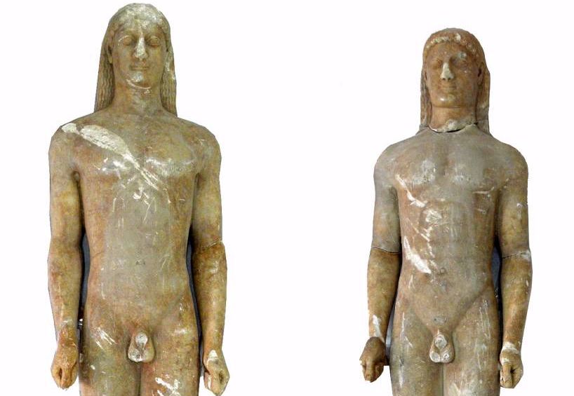 Οι Κούροι και οι Κόρες είναι αγάλματα της αρχαϊκής περιόδου, Οι Κούροι είναι γυμνοί και οι Κόρες ντυμένες