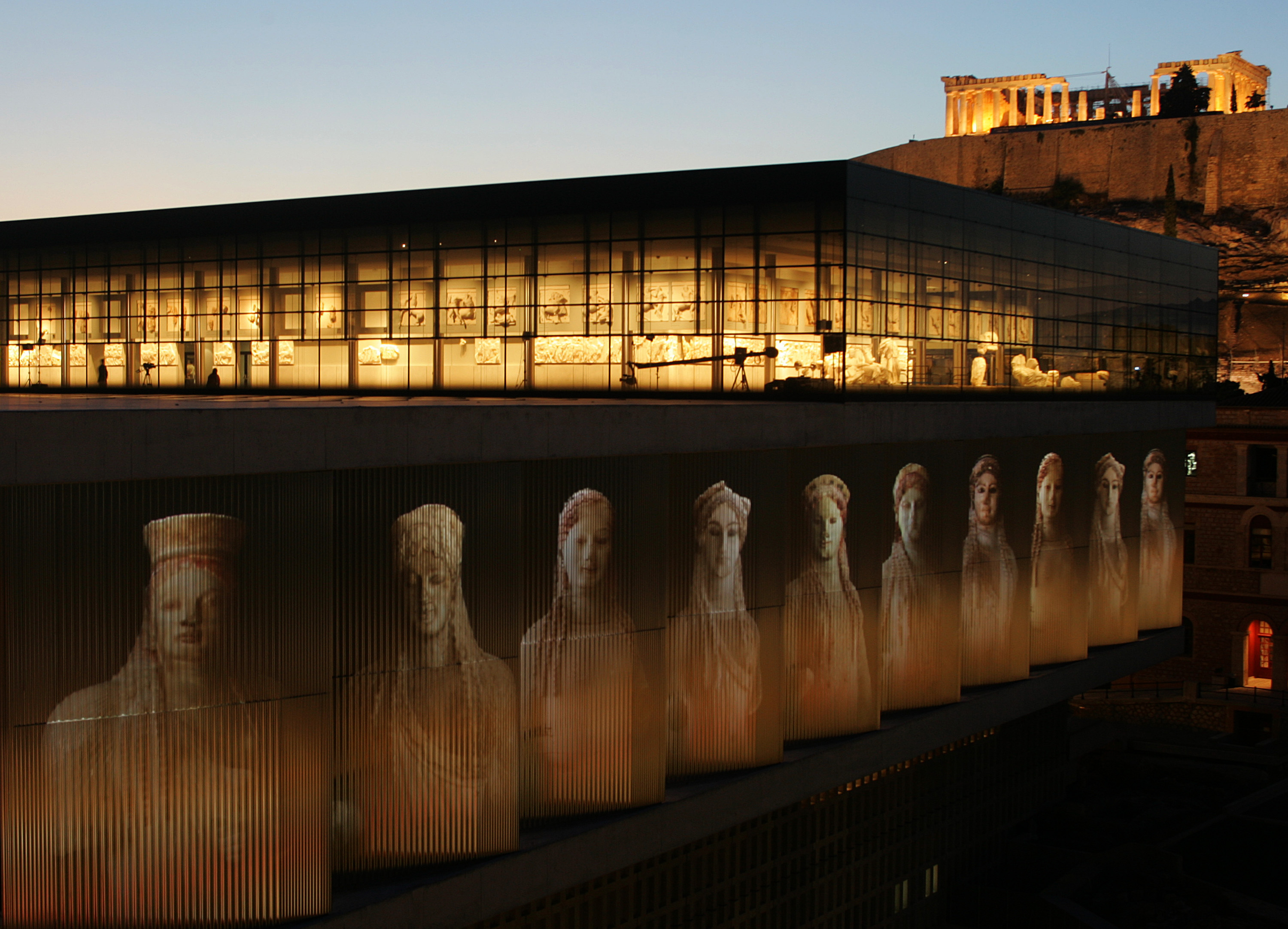 Το “παγκάρι της Αφροδίτης” όπου οι μελλόνυμφοι έριχναν δραχμές για να στεριώσει ο γάμος και η “σφαίρα του μάγου” που χρησιμοποιούνταν σε μαγικές τελετές. Οι “άγνωστοι” θησαυροί του Μουσείου της Ακρόπολης