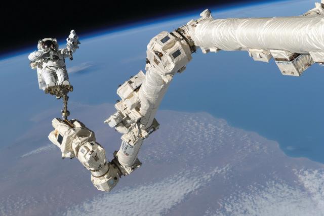 Ο Αστροναύτης Stephen K. Robinson κινείται πάνω στον ρομποτικό βραχίονα που είναι συνδεδεμένος με τον Διεθνή Διαστημικό Σταθμό. 3 Αυγούστου 2005 φωτογραφία: Nasa