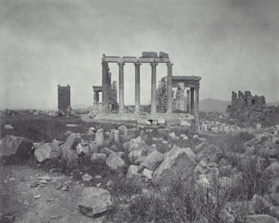 Ο χαμένος Πύργος της Ακρόπολης είχε ύψος 26 μέτρα και κατόπτευε όλο το λεκανοπέδιο. Ήταν σύμβολο της οικογένειας Ατσαγιόλι και έγινε η φυλακή του Οδυσσέα Ανδρούτσου