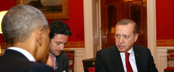  Ο πρόεδρος της Τουρκίας Ρετζέπ Ταγίπ Ερντογάν απευθυνόμενος σε χιλιάδες υποστηρικτές του που συγκεντρώθηκαν στην Κωνσταντινούπολη για να εκφράσουν την υποστήριξή τους μετά την απόπειρα του πραξικοπήματος, κάλεσε τον Αμερικανό πρόεδρο Μπάρακ Ομπάμα να συλλάβει ή να εκδώσει στην Τουρκία τον Φετουλάχ Γκιουλέν προκειμένου να δικαστεί για το πραξικόπημα που επιχειρήθηκε 