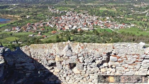 Oι δύο πύργοι βρίσκονται ανάμεσα στα χωριά του Μύτικα και των Φύλλων και είναι οικοδομημένοι με αργούς (ακατέργαστους) λίθους