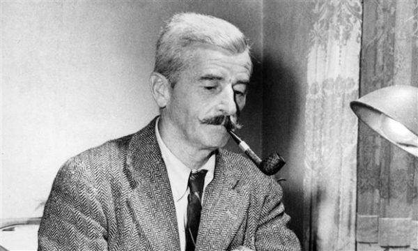 Ο Faulkner ολοκλήρωσε το βιβλίο σε μόλις 6 εβδομάδες, δουλεύοντας νυχτερινές βάρδιες σε ηλεκτρικό εργοστάσιο. Και δε χρειάστηκε να διορθώσει ούτε μία λέξη. Ο κοντός γίγαντας της αμερικανικής λογοτεχνίας (το ύψος του ήταν μόλις 1,67 μ. γεγονός που τον εμπόδισε να καταταγεί στην αεροπορία) βραβεύτηκε με το βραβείο Νόμπελ το 1949 χωρίς να έχει απολυτήριο γυμνασίου και κατά την παραλαβή του βραβείου έδωσε έναν πολύ σύντομο ευχαριστήριο λόγο, καθώς θεωρούσε εαυτόν απλώς ως “έναν αγρότη που του αρέσει να λέει ιστορίες”.