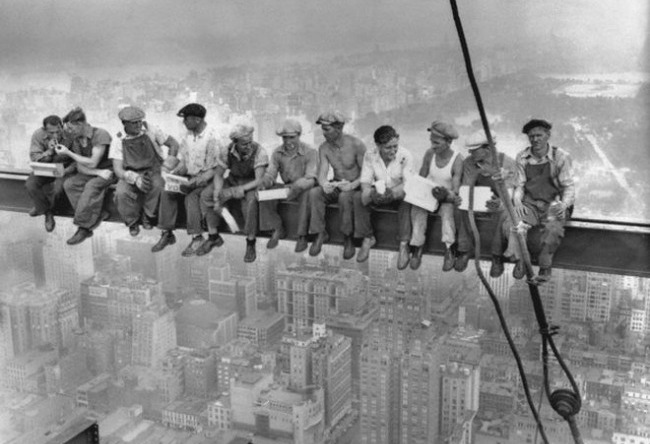 Lunch-atop-a-skyscraper-c1932