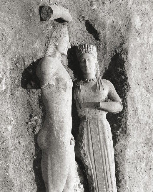 Ο κούρος της Μερέντας και η κόρη Φρασίκλεια, όπως βρέθηκαν τη 18η Μαΐου 1972. Επιγραφικό Μουσείο, Αρχείο Ευθ. Μαστροκώστα. Από το βιβλίο “Mεγάλες στιγμές της ελληνικής αρχαιολογίας” 