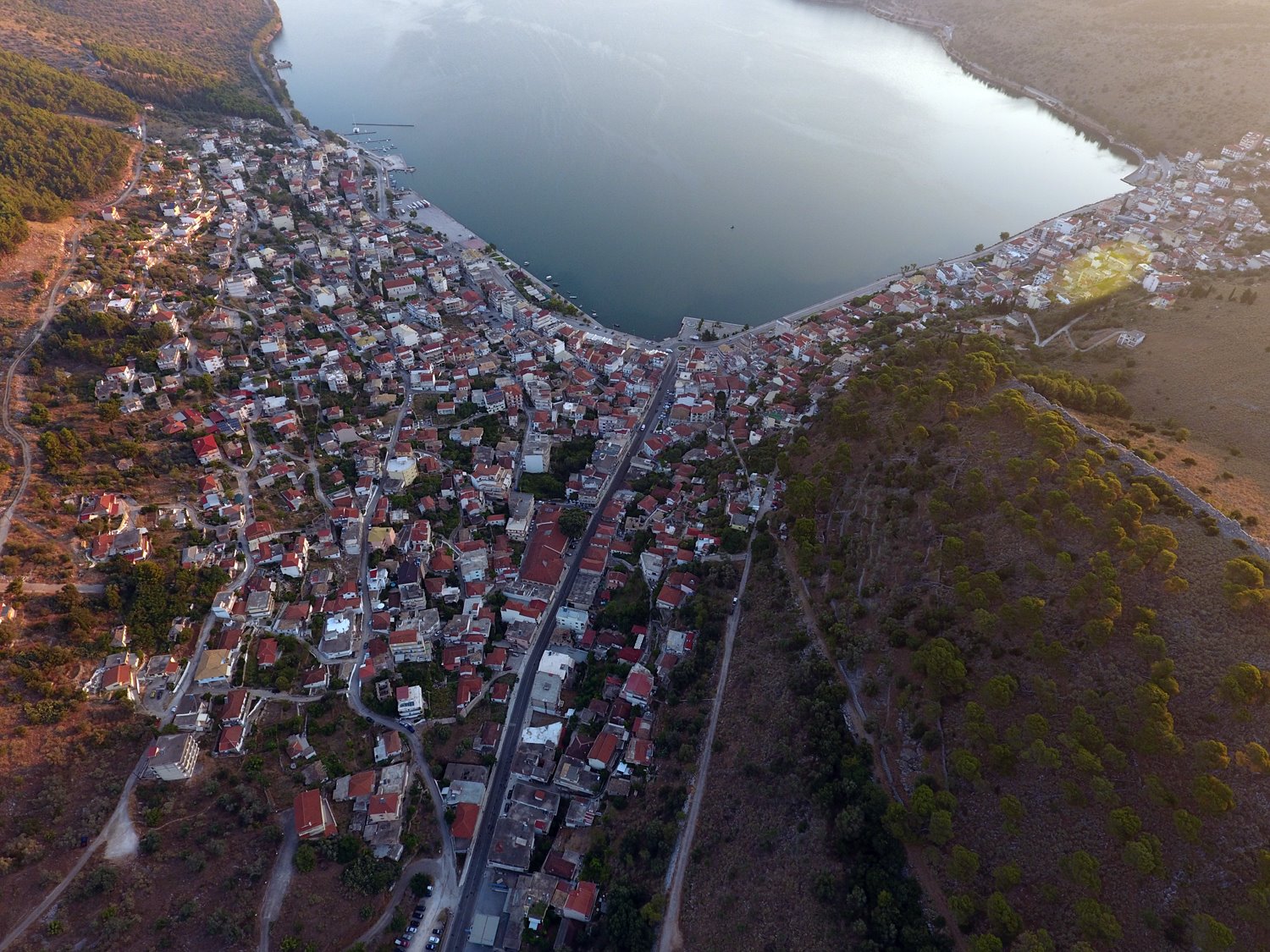 Η Αμφιλοχία αποτελεί σταυροδρόμι τριών οδικών αρτηριών, καθως ένας δρόμος πηγαινει προς τα Ιωάννινα, ένας προς Λευκάδα και ένας προς Αγρίνιο. Το 1944 στις τρεις εξόδους τις πόλεις υπήρχαν γερμανικά φυλάκια