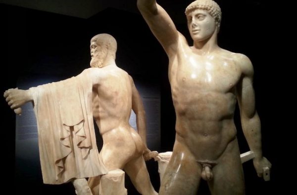 Οι τυραννοκτόνοι Αρμόδιος και Αριστογείτων ήταν ερωτικό ζευγάρι που σκότωσε τον τύραννο Ιππία για λόγους ερωτικής αντιζηλίας. Γιατί ο λαός τους τίμησε ως ήρωες και ποια άλλα σενάρια κυκλοφορούν για τα κίνητρά τους