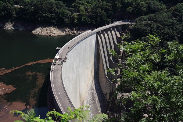 barrage_de_contra_vue_depuis_ouest