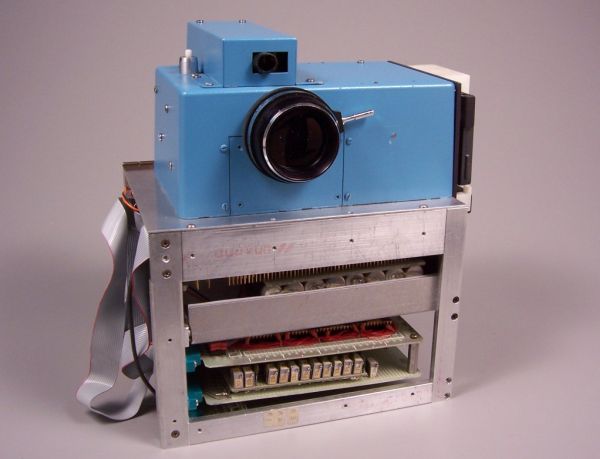 H πρώτη ψηφιακή μηχανή ήταν μεγάλη σε μέγεθος και δεν θα ήταν εύχρηστες στο καταναλωτικό κοινό της Kodak