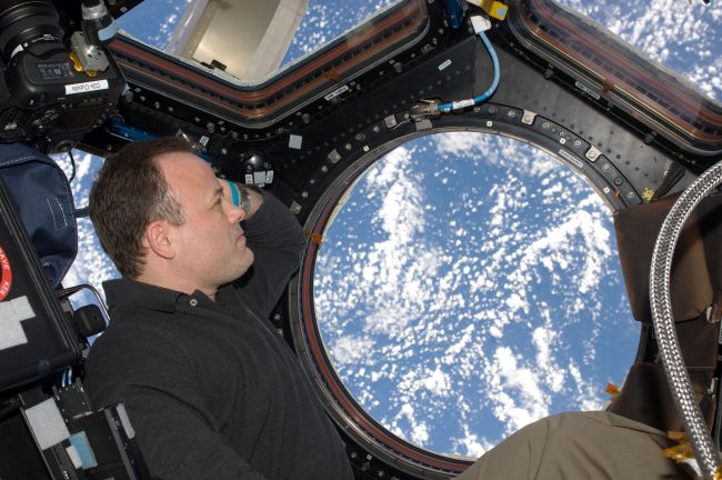 Ο Ron Garan είπε ότι το να αναπολεί τη Γη ήταν μία από τις αγαπημένες του ασχολίες αποστολής 27 και 28. Credits: NASA 