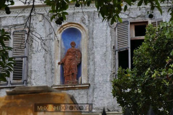Το μυστηριώδες σπίτι με την πήλινη γυναίκα που υπήρξε το πρώτο κέντρο διεκπεραίωσης ρουσφετιών στην Ελλάδα. Ο αστικός μύθος λέει ότι εκεί έμενε ο Κωλέττης, ο πρώτος πρωθυπουργός μαζί με τη μαϊμού του (βίντεο)