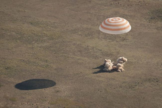 Το διαστημικό σκάφος Soyuz TMA-20 προσγειώνεται σε μία απομακρυσμένη περιοχή νοτιοανατολικά της πόλης Zhezkazgan στο Καζακστάν στις 24 Μαΐου του 2011 μετά από 5 μήνες επάνω στον Διαστημικό Σταθμό. φωτογραφία: Nasa
