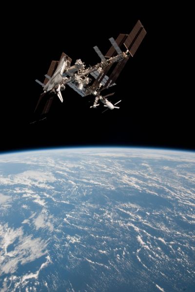 Ο Διαστημικός Σταθμός μαζί με το διαστημικό λεωφορείο στ απόσταση 350 χλμ. από την επιφάνεια της Γης Credits: NASA/ESA 