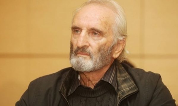 Παρά το γεγονός ότι διαπιστώθηκε σύμφωνα με το agrinionews ότι αντιμετώπιζε πρόβλημα υγείας, ο ίδιος ο Νικήτας Τσακίρογλου ζήτησε να εμφανιστεί ξανά στη σκηνή και να ολοκληρώσει την παράσταση.