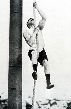 Ένας αθλητής κάνει αναρρίχηση στο σκοινί κατά τη διάρκεια των Ολυμπιακών Αγώνων της Αθήνας το 1896