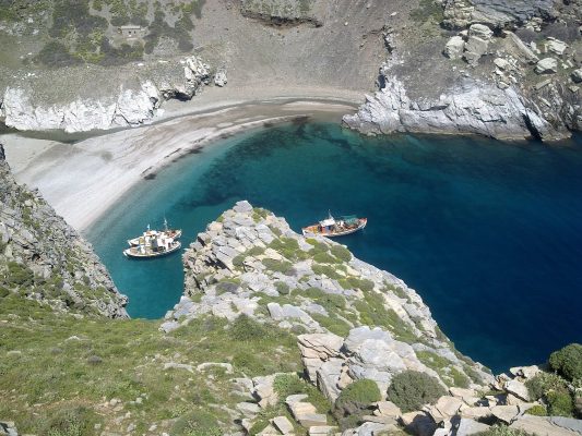 Αρχάμπολη, η θέση χρησίμευε για τη προσάραξη μικρών σκαφών, καθότι αποτελεί τη μεγαλύτερη παραλία στο Καφηρέα μετά το Ποτάμι. 