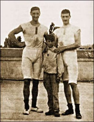 Ο 10χρονος Λουνδρας ανάμεσα σε δύο αθλητές των Ολυμπιακών Αγώνων του 1896