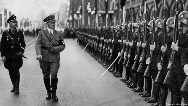 O Χίμλερ μαζί με τον Χίτλερ σε επιθεώρηση γερμανικών στρατευμάτων στη Νυρεμβέργη