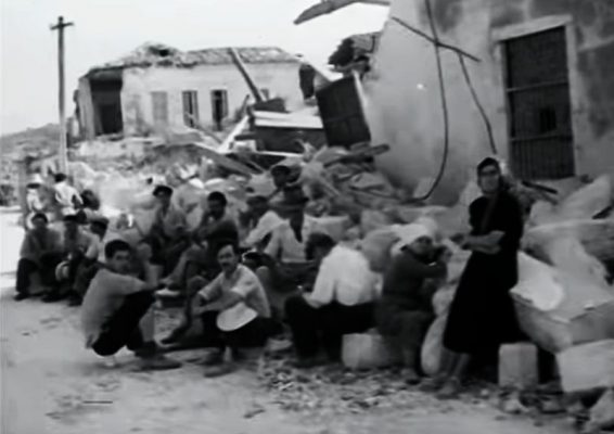 Οι καταστροφικοί σεισμοί του 1953 με τα μάτια ενός αγοριού έξι ετών. “Το φως του ήλιου έχει θολώσει ίσως από τις σκόνες, η θάλασσα στέκει ακίνητη. Σε λίγο ο πατέρας θα πει: αυτό ήταν, δεν έμεινε τίποτα, γίναμε νοικοκυραίοι” (βίντεο)