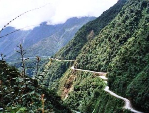 North Yungas, γνωστός και ως "Δρόμος του Θανάτου", Βολιβία. Αναφέρεται συχνά ως ο πιο επικίνδυνος δρόμος του κόσμου. Τα λεωφορεία που κατρακυλάνε στην πλαγιά είναι συχνό φαινόμενο, ειδικά όταν επιχειρούν προσπέραση 