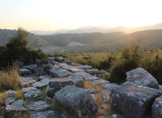 Ερείπια τοίχος, στο βάθος η Ιονία Οδός