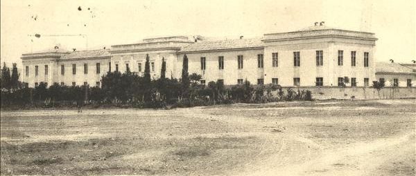 Αθήνα 1900 ca. Πεδίον Άρεως. Η Στρατιωτική Ιππευτική Σχολή Έτος: 1869 Το κτήριο μαζί με το κλειστό Ιπποδρομίο υπέστησαν σοβαρές ζημιές στα Δεκεμβριανά το 1944-45 και στη συνέχεια τα κατεδάφισαν. Ήταν στο Πεδίο του Άρεως περίπου εκεί που είναι σήμερα ο Γυμναστικός Σύλλογος "Πανελλήνιον". Σχόλιο: Despina Drepania Πηγή: ΕΛΙΑ 