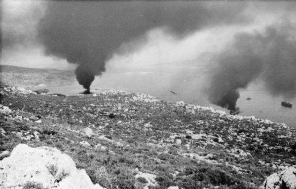 Κρήτη 1941.Δύο συμμαχικά πλοία φλέγονται στον κόλπο της Σούδας χτυπημένα από Γερμανικά βομβαρδιστικά.