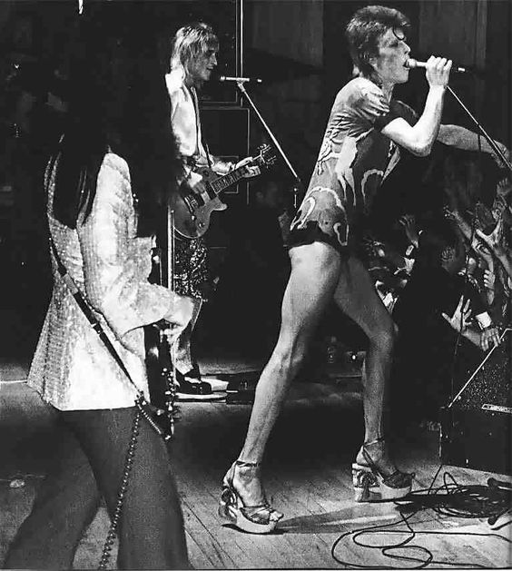 Από τους αρχαίους Έλληνες στον David Bowie και τις Spice Girls. Γιατί επινοήθηκε το παπούτσι – πλατφόρμα και σε ποιες περιόδους της μόδας κυριάρχησε. Οι γιατροί όμως προειδοποιούν για πολλούς κινδύνους