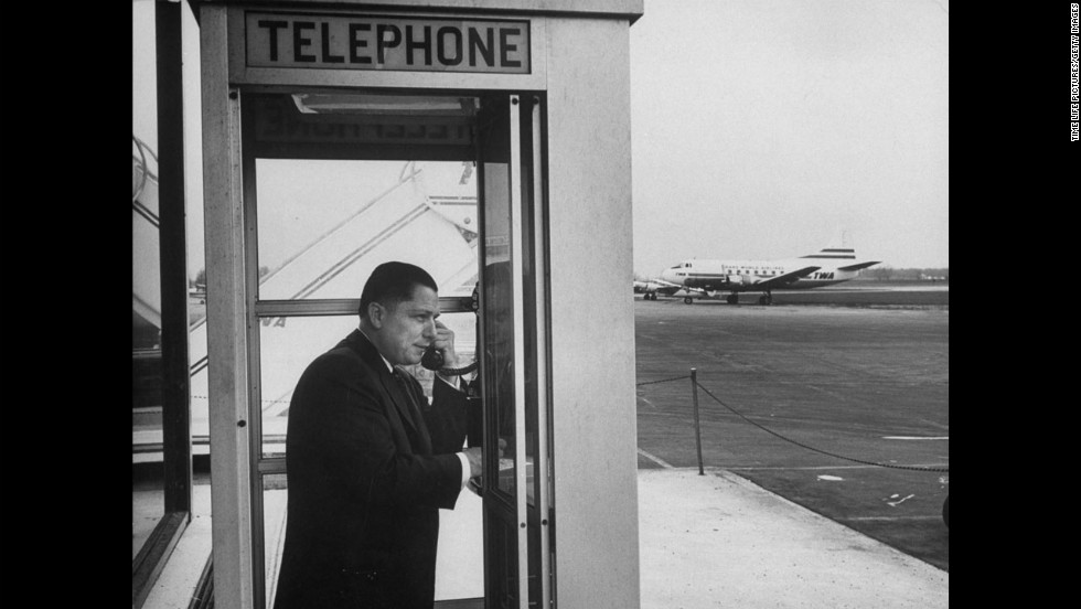 Ο Χόφα σε τηλεφωνικό θάλαμο το 1959