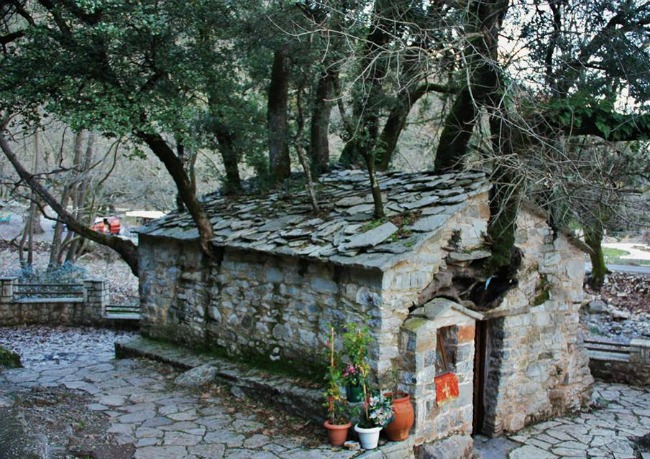 Το εκκλησάκι με τα 17 δέντρα στη στέγη, που μπήκε στο Γκίνες. Η σχέση με την Αγία Θεοδώρα. Δείτε που βρίσκεται