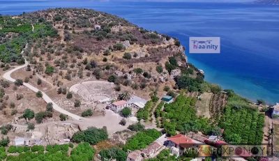 Το παραγνωρισμένο μικρό θέατρο που βρίσκεται στη σκιά του κορυφαίου θεάτρου της Επιδαύρου. Είναι παραθαλάσσιο και είναι αρχαιότερο. Αποκαλύφθηκε τη δεκαετία του ’70 κάτω από έναν ελαιώνα
