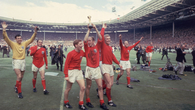Ο Τσάρλτον σηκώνει το κύπελλο του Μουντιάλ του 1966 