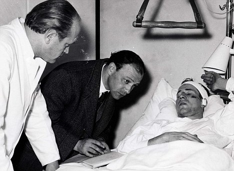 Ο Μπόμπι Τσάρλτον στο νοσοκομείο μετά την πτώση του αεροπλάνου