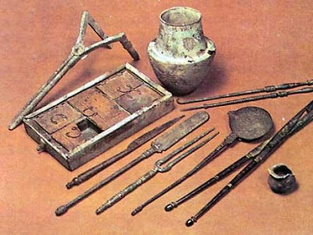 Γιατί τα ιατρικά εργαλεία των αρχαίων Ελλήνων είναι ίδια με τα σημερινά!  Νυστέρια, λαβίδες, χειρουργικά πριόνια και τρυπάνια παραμένουν ίδια από την  εποχή του Ιπποκράτη που έκαναν εγχειρήσεις εγκεφάλου! - ΜΗΧΑΝΗ ΤΟΥ