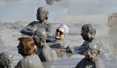 Γιατί η βουτιά στα λάσπη είναι θεραπευτική. Πού βρίσκεται το διάσημο πηλοθεραπευτήριο της Ελλάδας και ποιες ασθένειες θεραπεύει
