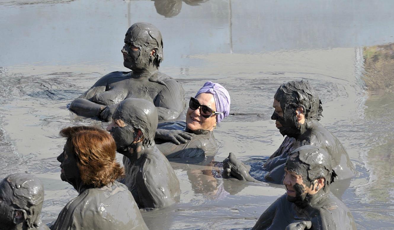 Γιατί η βουτιά στα λάσπη είναι θεραπευτική. Πού βρίσκεται το διάσημο πηλοθεραπευτήριο της Ελλάδας και ποιες ασθένειες θεραπεύει