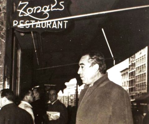 Ο Άντονι Κουίν έξω από το Ζόναρς