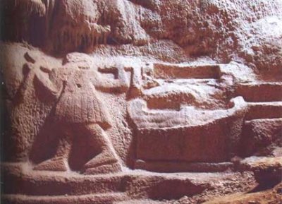 ανάγλυφο του γλύπτη Αρχέδημου που διαμόρφωσε το σπήλαιο