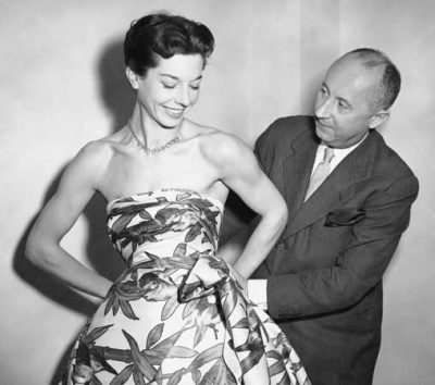 Ο Κριστίαν Ντιορ με τη μοντέλο Ντόροθυ Έμμς το 1952