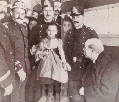 Η Τερεσίτα με τους αστυνομικούς που τη διέσωσαν