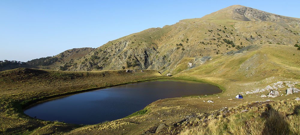 Η Δρακόλιμνη βρίσκεται σε υψόμτερο 2.200 μέτρων