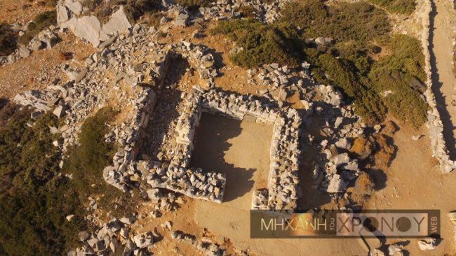 Μέχρι σήμερα ξεχωρίζουν ακόμα οι πόρτες των κτιρίων, τα παράθυρα, οι σκάλες, τα ερμάρια και οι κτιστές κασέλες 