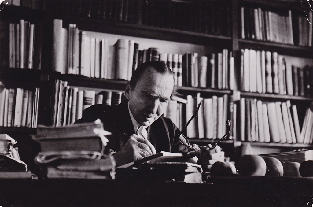Ο Νίκος Καζαντζάκης στο σπίτι του, στην Αντίμπ της νότιας Γαλλίας το 1954 (την περίοδο που γίνεται η συνέντευξη). © Αρχείο Καζαντζάκη