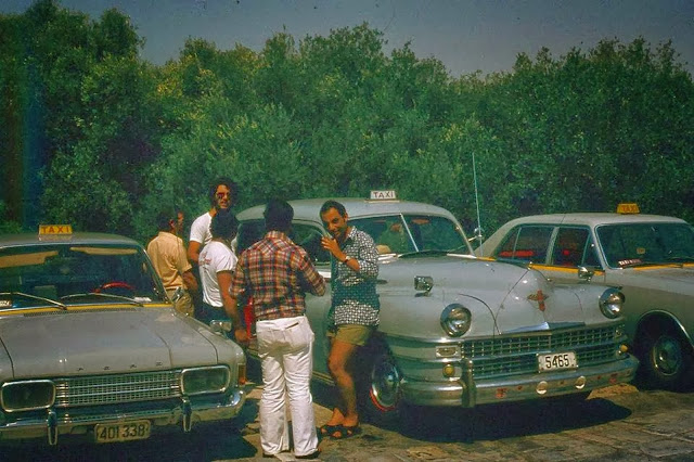 “Ο Ταξιτζής” του Στράτου Διονυσίου έγινε μεγάλο σουξέ και γράφτηκε για μια ερωτική απογοήτευση. Ποιος ήταν ο στιχουργός που έχει γράψει και το τραγούδι “Μια ζωή μέσα στους δρόμους” με την Αλεξίου