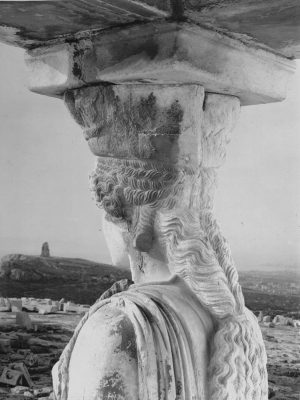 φωτογραφία του Walter Hege,το 1930,με την καρυάτιδα να στέκει αγέρωχη και αγέραστη 2400 χρόνια,να ατενίζει το μνημείο στον λόφο του Φιλοπάππου.....