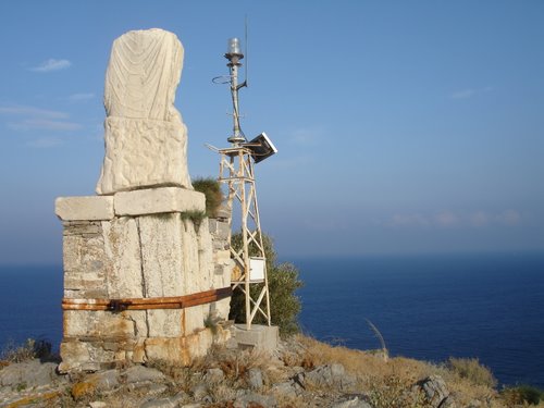 Το άγαλμα έχει ύψος 2,35 μέτρα. Το πλάτος στο κάθισμα είναι 1,40 μέτρα και στο πίσω μέρος της βάσης 1,77 μέτρα. Η βάση έχει ύψος 2,00 μέτρα.