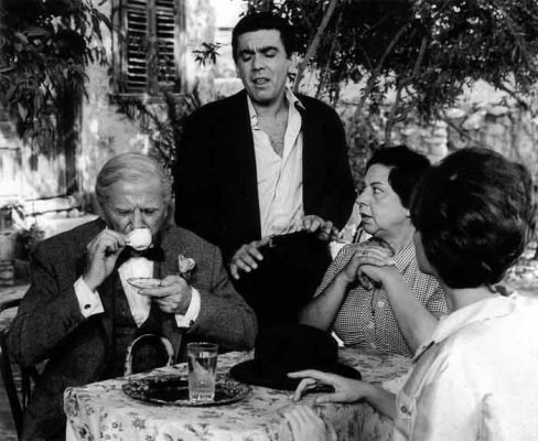 «Τόσα λεφτά που πήρε αυτός να με γεράσει, δεν τα δίναμε σ’ έναν πλαστικό να με κάνει 20 χρόνια νεότερο;» Η ατάκα του Δημήτρη Χορν όταν έμαθε τη μεγάλη αμοιβή του μακιγιέρ που τον μεταμόρφωσε σε γέρο για την ταινία «Αλίμονο Στους Νέους»