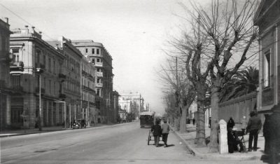 Ο κεντρικός δρόμος της Αθήνας όπου κάποτε κυκλοφορούσαν μόνο άλογα και κάρα. Έγινε σύμβολο αγώνων για την παιδεία και τη Δημοκρατία και εκεί ανεγέρθηκαν τα ομορφότερα κτίρια της πόλης