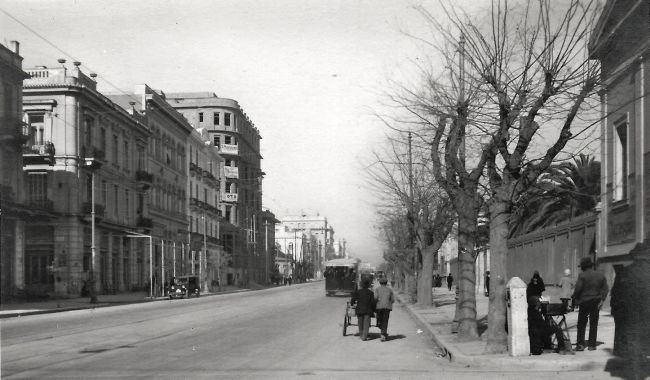 Ο κεντρικός δρόμος της Αθήνας όπου κάποτε κυκλοφορούσαν μόνο άλογα και κάρα. Έγινε σύμβολο αγώνων για την παιδεία και τη Δημοκρατία και εκεί ανεγέρθηκαν τα ομορφότερα κτίρια της πόλης
